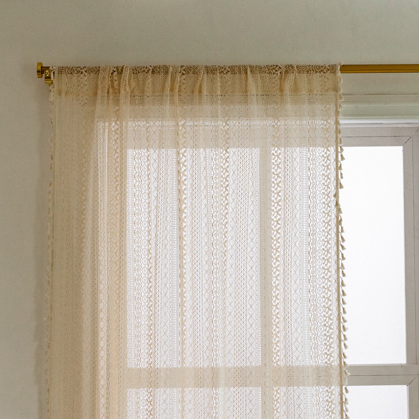 Gentle hollow curtains